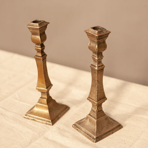 Детайл на занаятчийски бронзови аксесоари за дома (Detail of Artisan Bronze Home Accessories) – Естествена патина и блясък – Alternative Side Shot