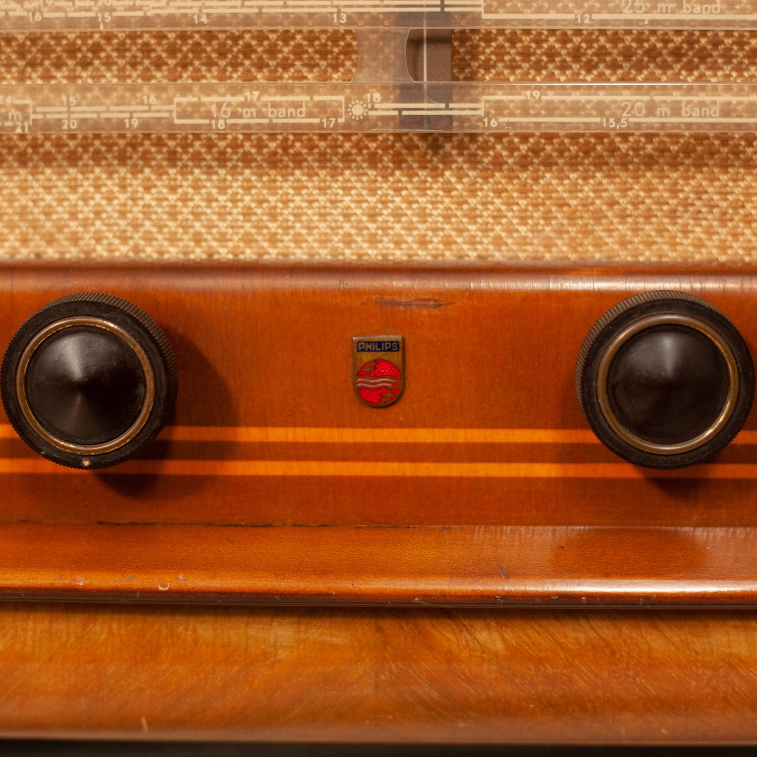 Детайл на оригинални бутони и лого на Philips (Detail of Original Philips Knobs and Branding) – Антикварен модел BX594A – Close-up