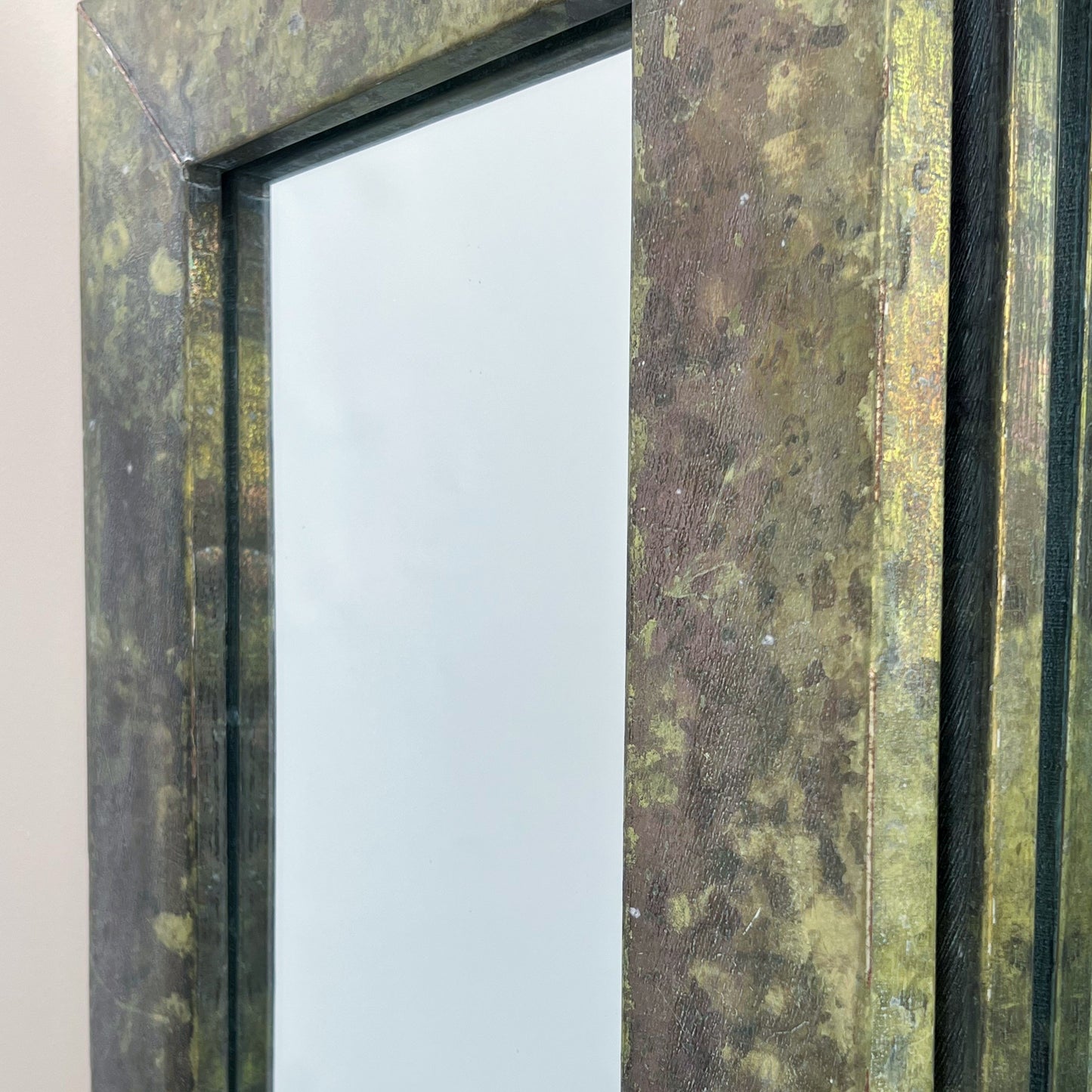 Детайл на метална рамка с ефект на патина и ръжда (Detail of Rusted Metal Frame Texture) – Индустриален дизайн – Macro Shot