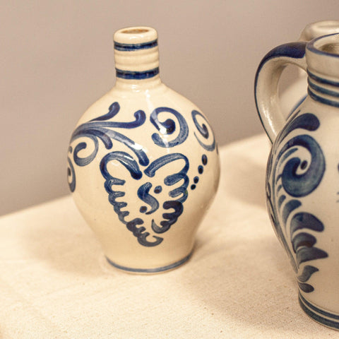 Близък план на немска керамика с традиционни орнаменти (Detailed Folk Art Ornament on German Jug) – Земни тонове – Close-up