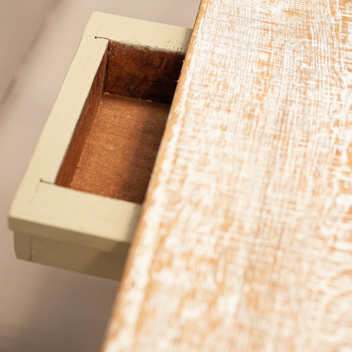 Двулицев дизайн на чекмедже (Double-sided Drawer Design) – Функционална мебел за центъра на стаята – Rear Detail