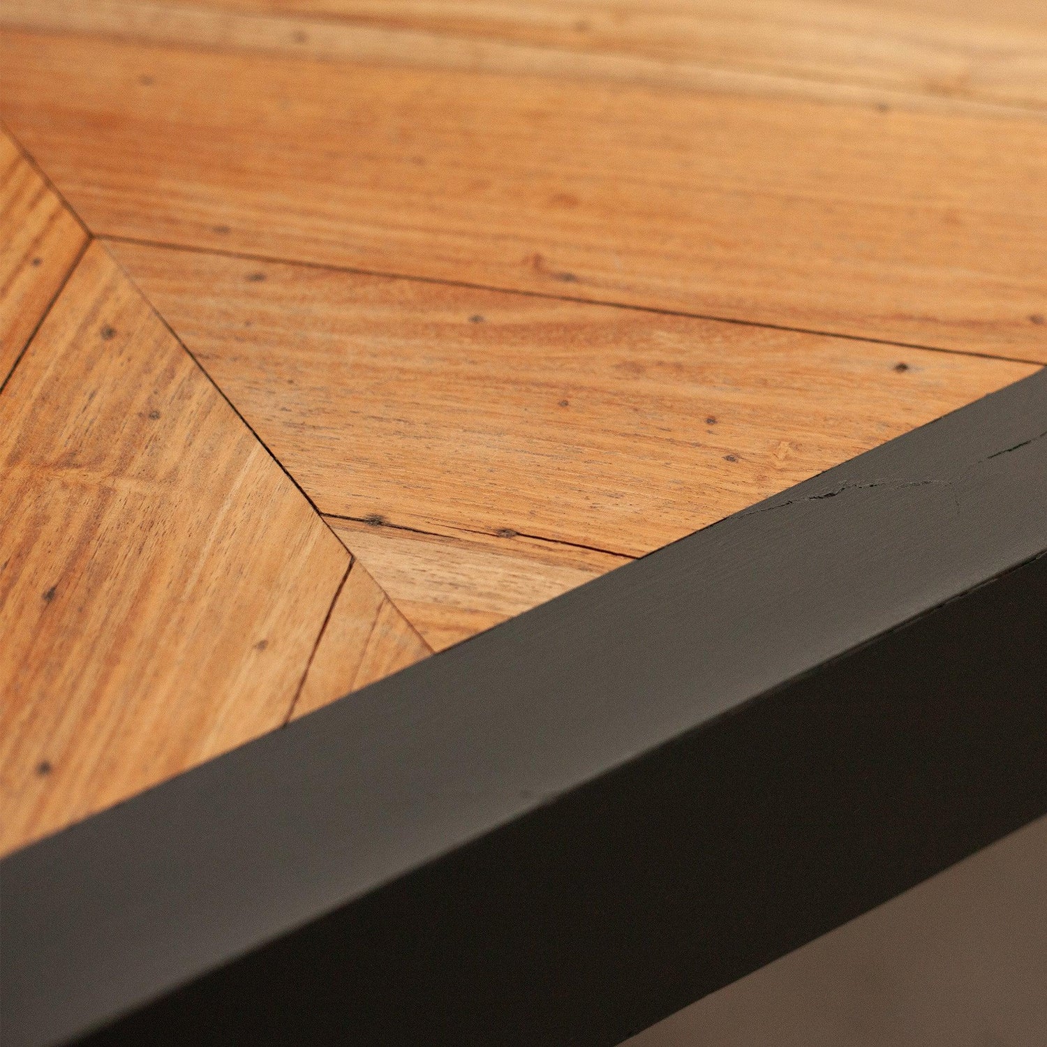 Ръб и повърхност на масивна холна маса (Edge Detail of Reclaimed Style Coffee Table) – Здрава изработка 27 кг – Detail Shot