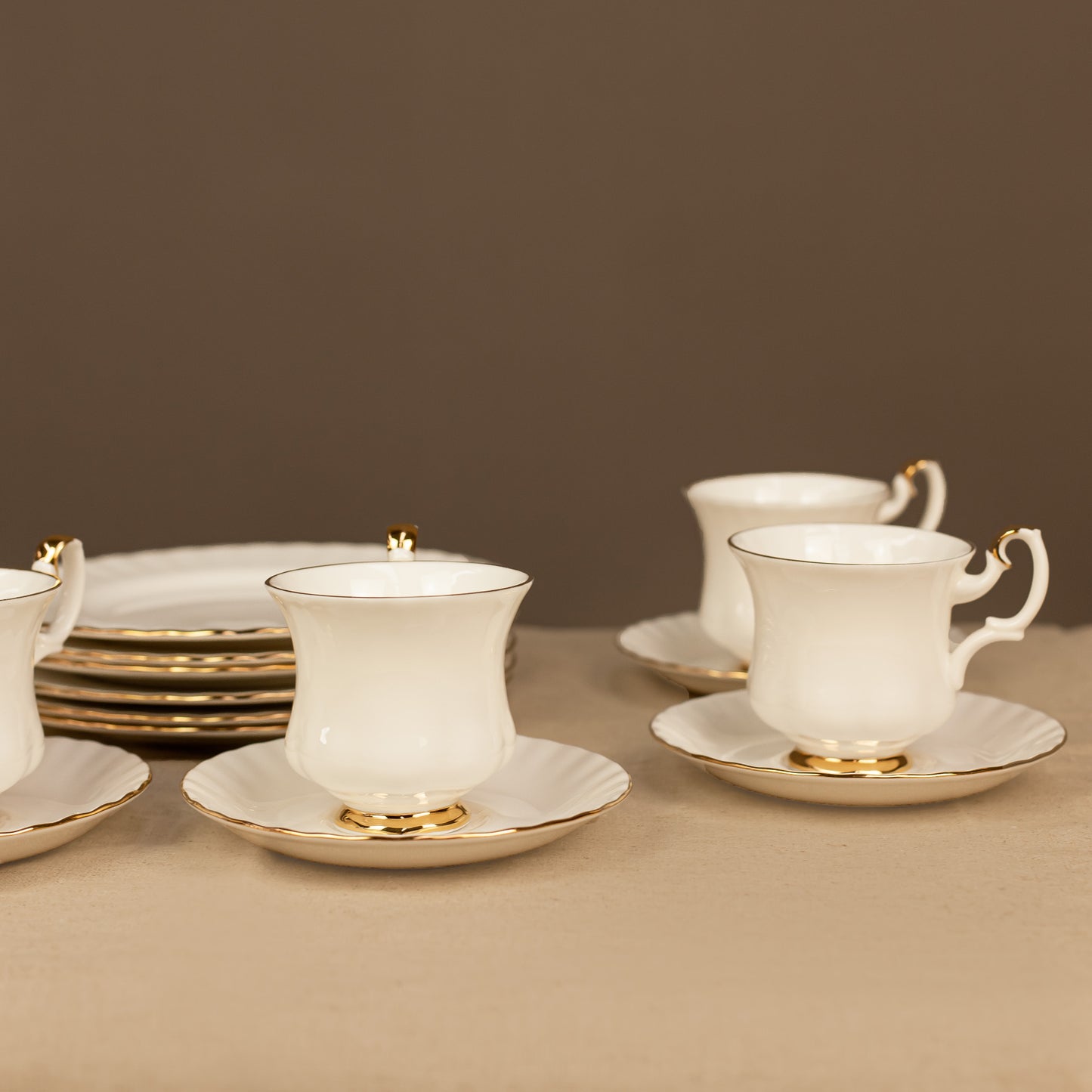 Елегантна бяла порцеланова чаша със златен кант (Elegant White Porcelain Cup with Gold Rim) – Английско качество – Alternative Side View
