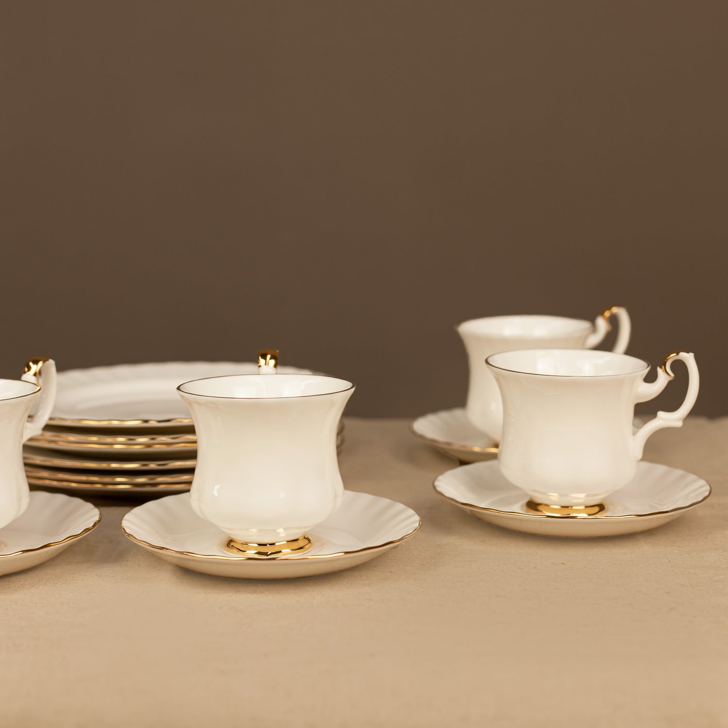 Елегантна бяла порцеланова чаша със златен кант (Elegant White Porcelain Cup with Gold Rim) – Английско качество – Alternative Side View
