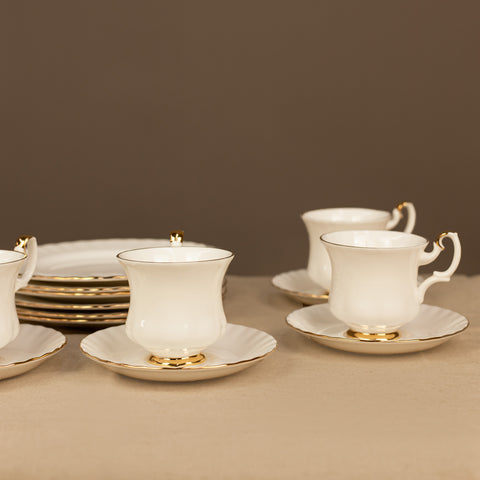 Елегантна бяла порцеланова чаша със златен кант (Elegant White Porcelain Cup with Gold Rim) – Английско качество – Alternative Side View