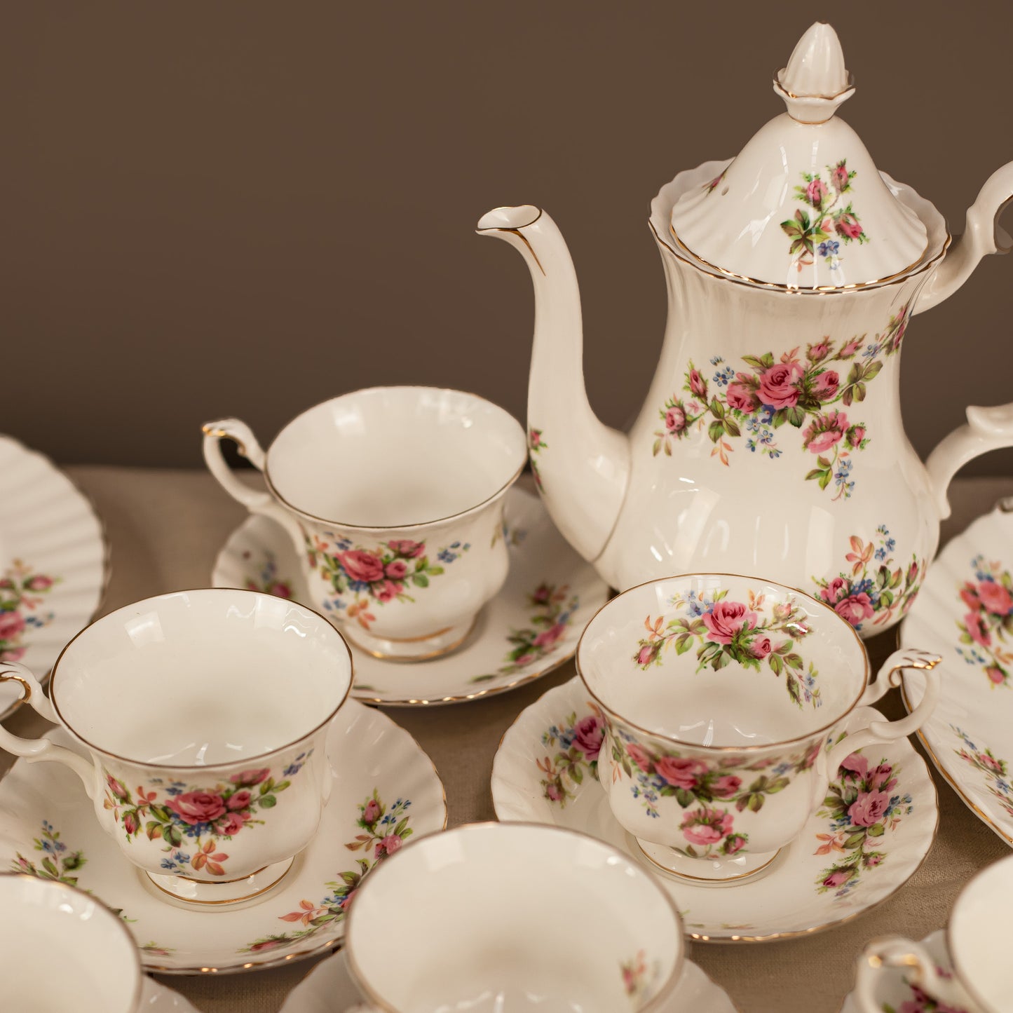 Английски чайник и чаши Royal Albert Moss Rose (English Tea Pot and Cups Set) – Костен порцелан със златни детайли – Group View