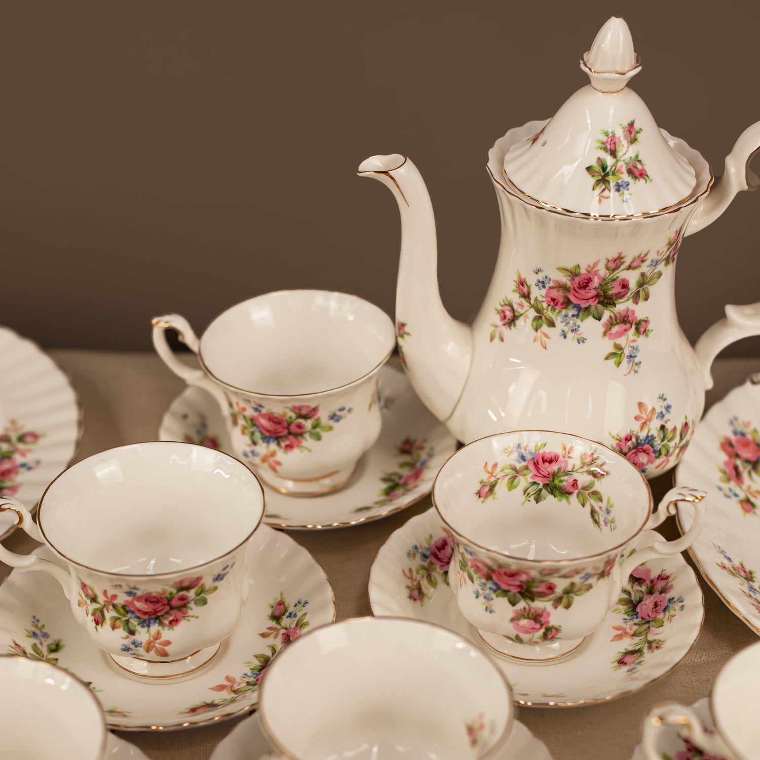 Английски чайник и чаши Royal Albert Moss Rose (English Tea Pot and Cups Set) – Костен порцелан със златни детайли – Group View