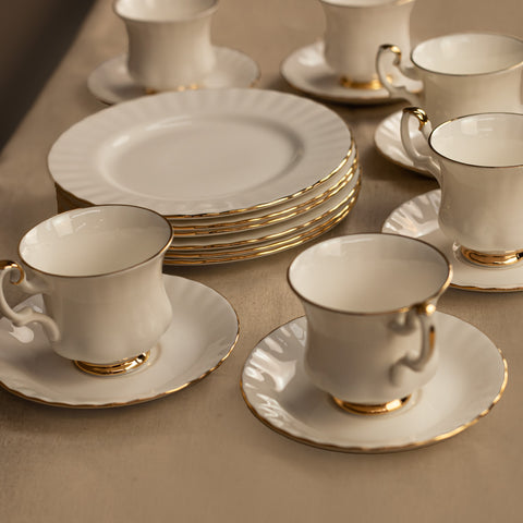 Пълен комплект Royal Albert Val D'or от 18 части (Full 18-piece Royal Albert Val D'or Set) – Елитен бял костен порцелан – Full Group View