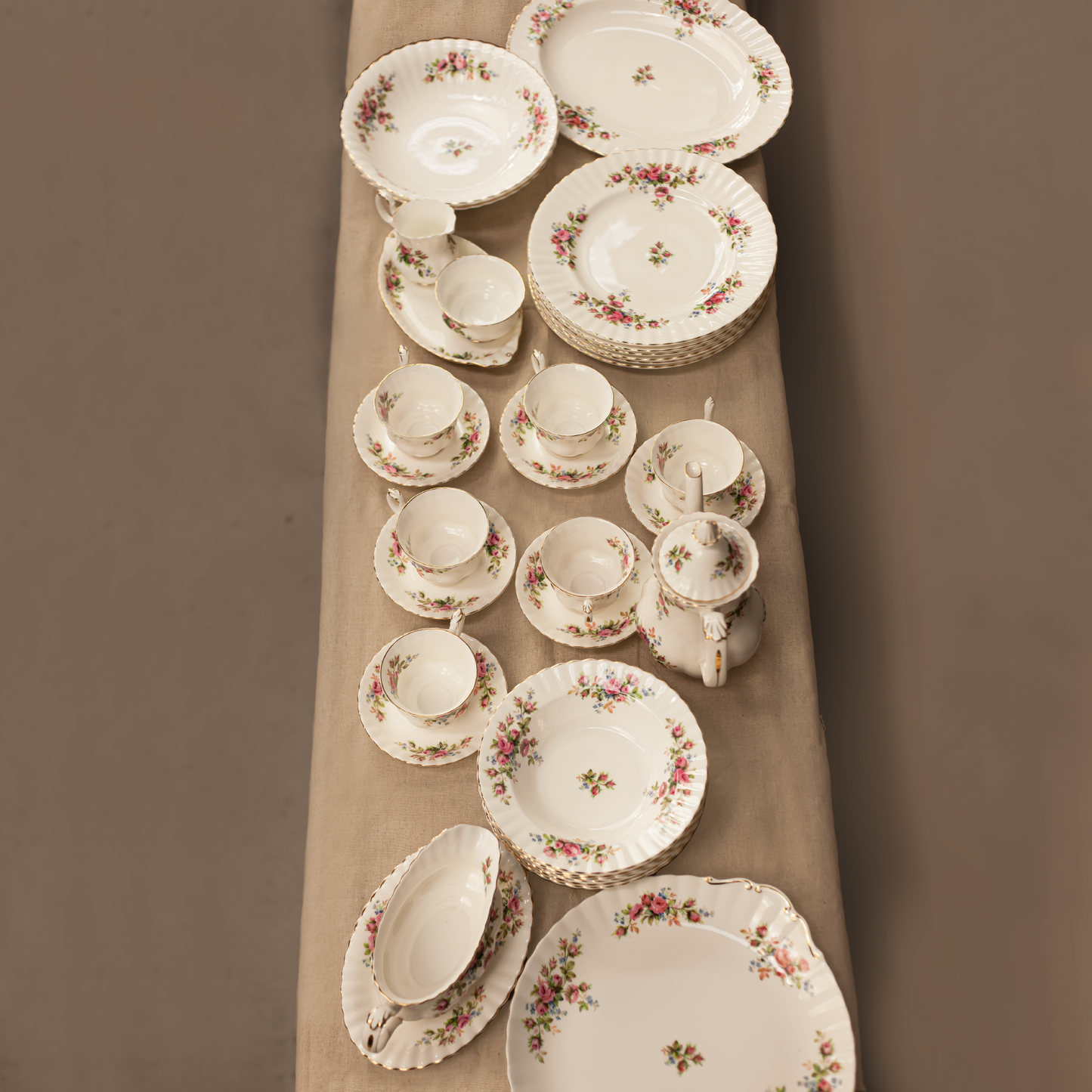Пълен комплект съдове Royal Albert Moss Rose (Full Dinner and Tea Service) – Повече от 20 части – Comprehensive Set