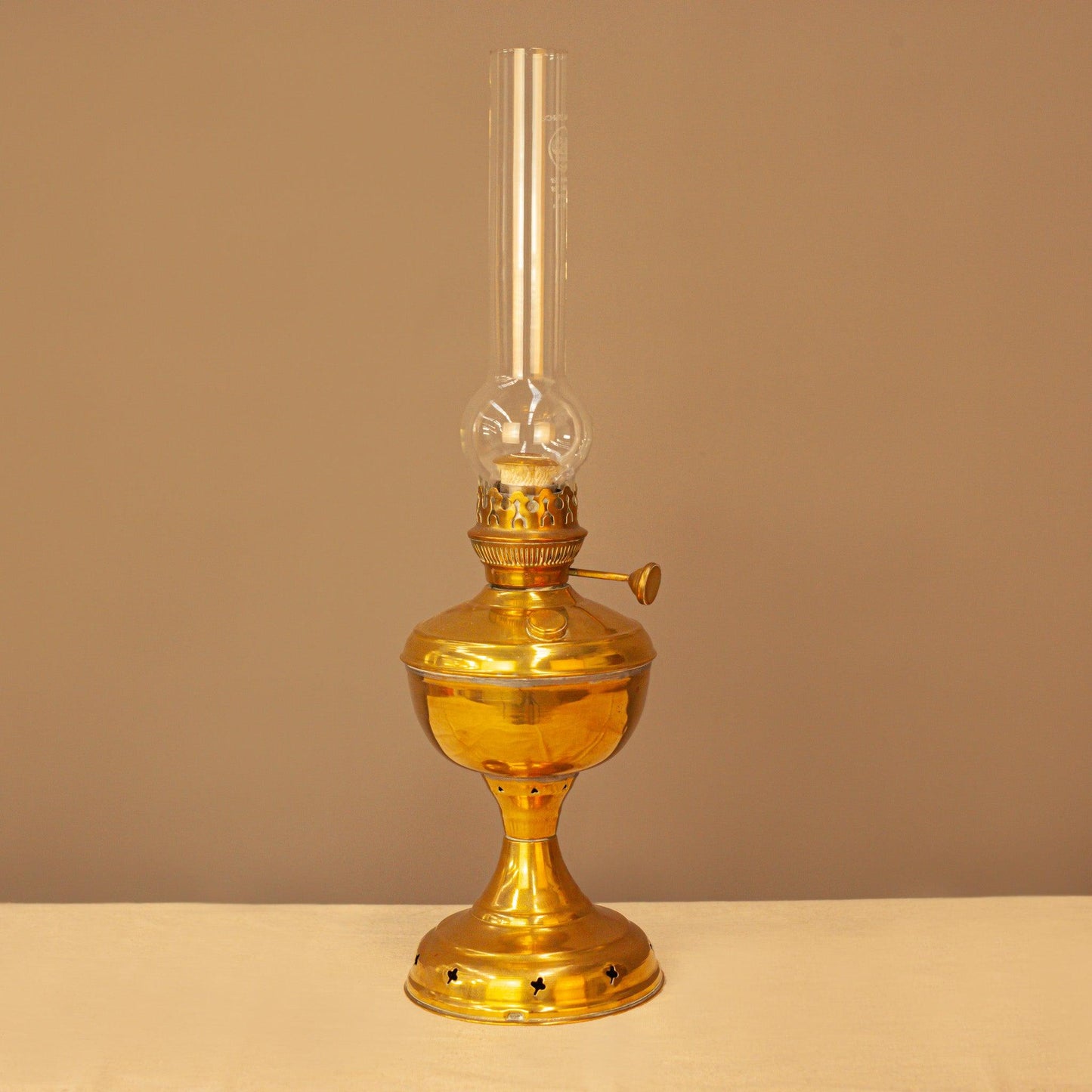 Функционална медна газена лампа с регулиране на пламъка (Functional Copper Oil Lamp with Flame Adjuster) – Винтидж холандски дизайн – Front View