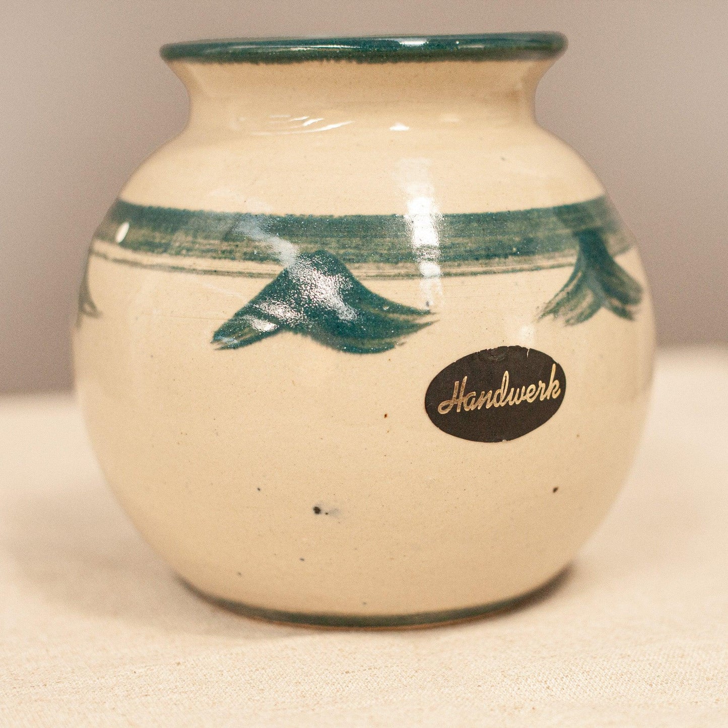 Детайл на ръчно рисувана керамика от Нидерландия (Hand-painted Dutch Ceramic Detail) – Рустикален стил – Side View