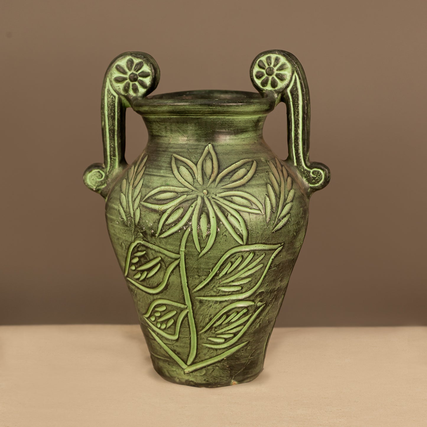 Ръчно изработена керамична делва в преливащо зелено (Handmade Green Glazed Ceramic Jar) – Флорални мотиви – Front View