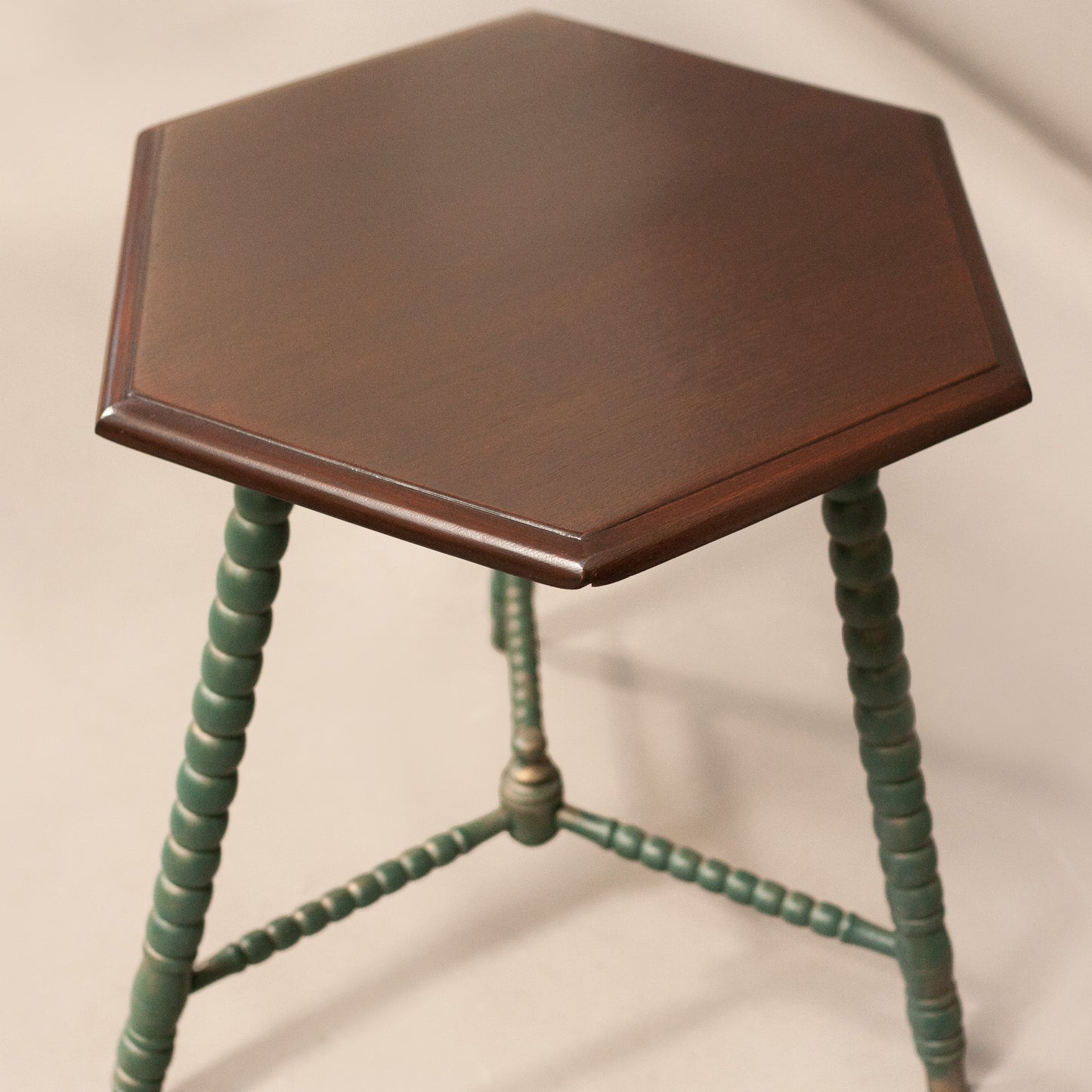 Шестоъгълен плот от масивен дъб (Hexagonal Solid Oak Tabletop) – Детайл на реновирана повърхност – Top Down View