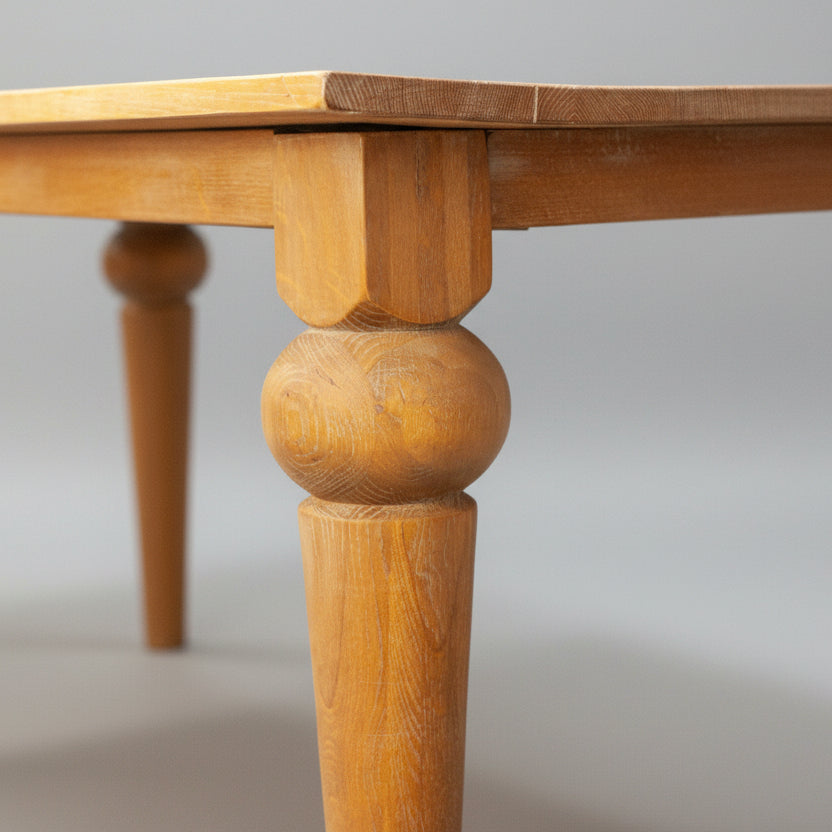 Детайл на ръчна дърворезба върху дъб (Intricate Wood Carving Detail on Oak Table Leg) – Занаятчийска изработка – Close-up