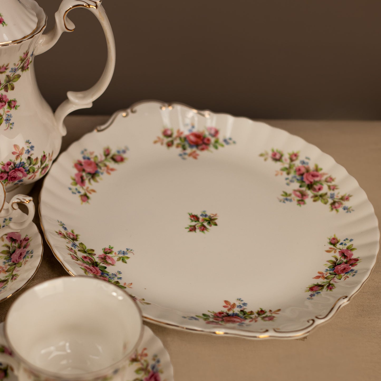 Голямо плато за сервиране Royal Albert (Large Royal Albert Serving Platter) – Централен елемент за трапезария – Main Dish View