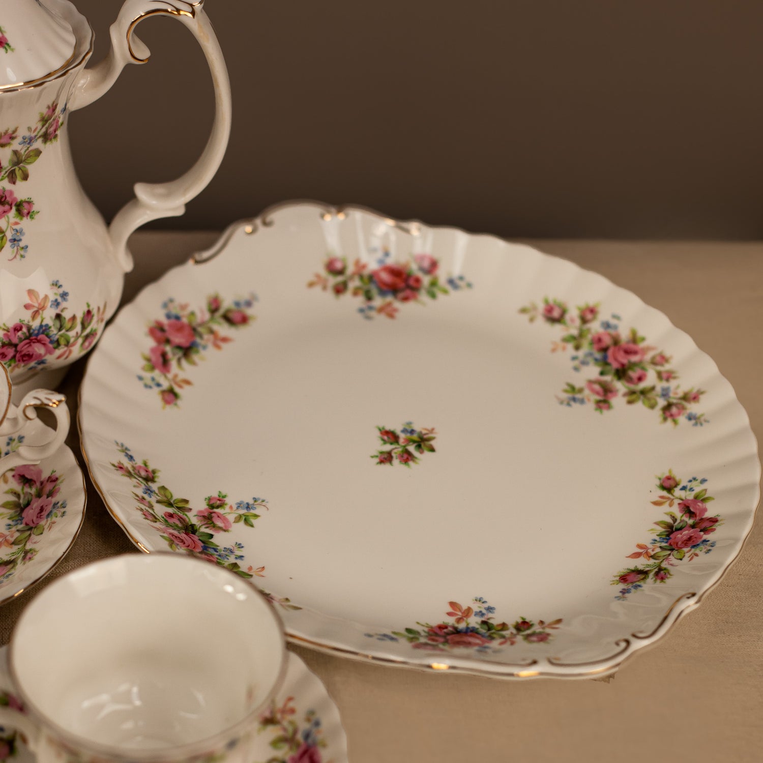 Голямо плато за сервиране Royal Albert (Large Royal Albert Serving Platter) – Централен елемент за трапезария – Main Dish View