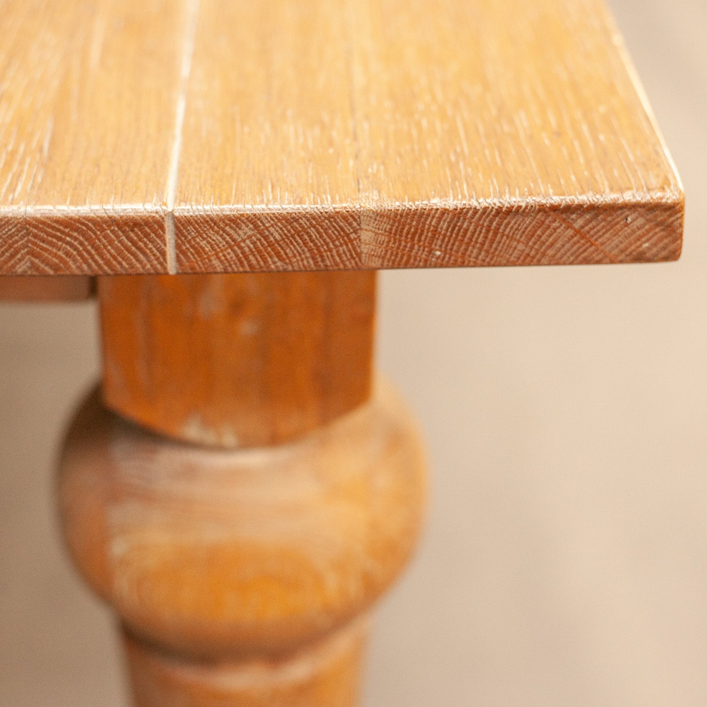 Детайл на плот и декоративен ръб на дъбова маса (Oak Tabletop and Carved Edge Detail) – Рустикална елегантност – Detail Shot
