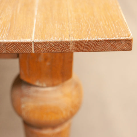 Детайл на плот и декоративен ръб на дъбова маса (Oak Tabletop and Carved Edge Detail) – Рустикална елегантност – Detail Shot