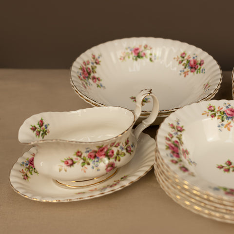 Порцеланова сосиера и чинии за хранене (Porcelain Sauce Boat and Plates) – Пълен сервиз за официални вечери – Zoom View