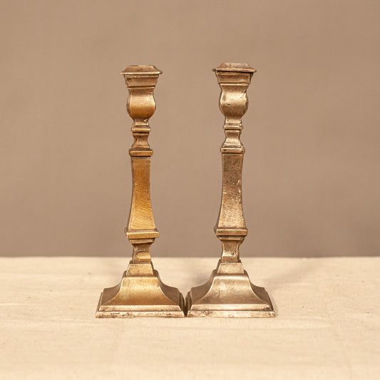 Комплект от 2 антикварни бронзови свещника (Set of 2 Antique Bronze Candle Holders) – Автентичен винтидж дизайн – Frontal View