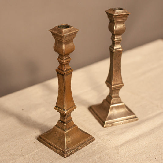 Страничен профил на масивни бронзови свещника (Side Profile of Solid Bronze Candlesticks) – Цвят „старо злато“ с патина – Vintage Pair View