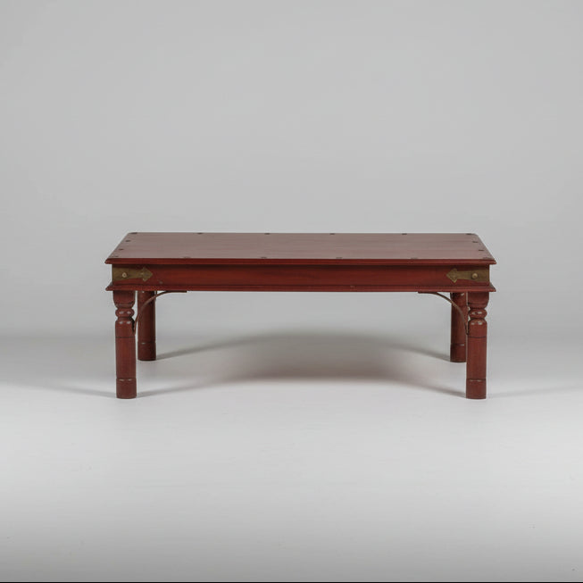 Масивна холна маса в колониален стил (Solid Wood Colonial Coffee Table) – Резбовани крака и метален обков – Front View