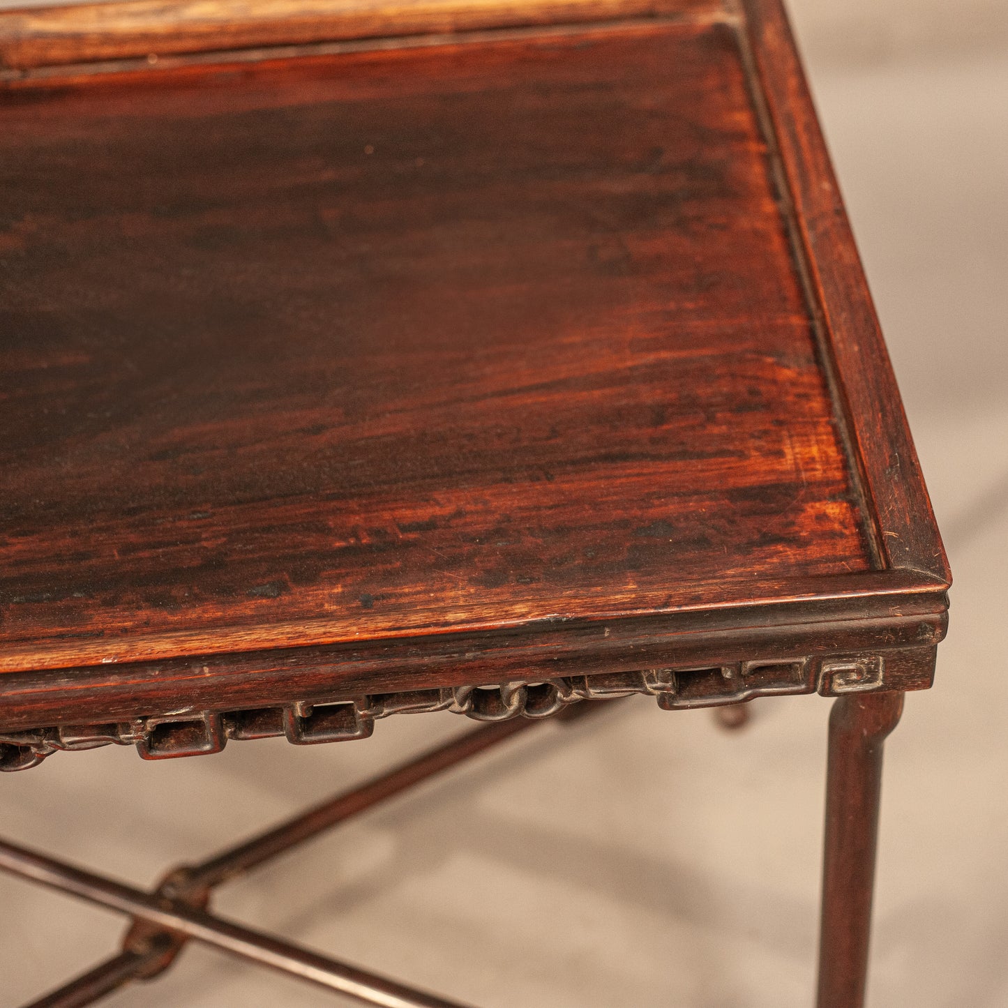 Текстура на благородно розово дърво Хунхуа (Texture of Fine Honghua Rosewood) – Автентичен антиквариат – Wood Grain Zoom