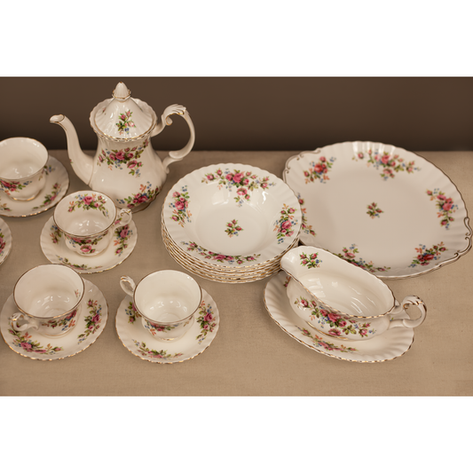Изглед отгоре на порцеланови чинии и чаши (Top View of Floral Porcelain Plates and Cups) – Шаби шик естетика – Flat Lay