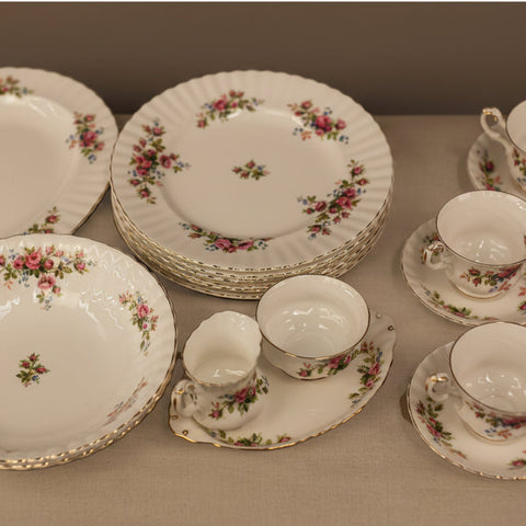 Изглед отгоре на порцеланови чинии и чаши (Top View of Floral Porcelain Plates and Cups) – Шаби шик естетика – Flat Lay
