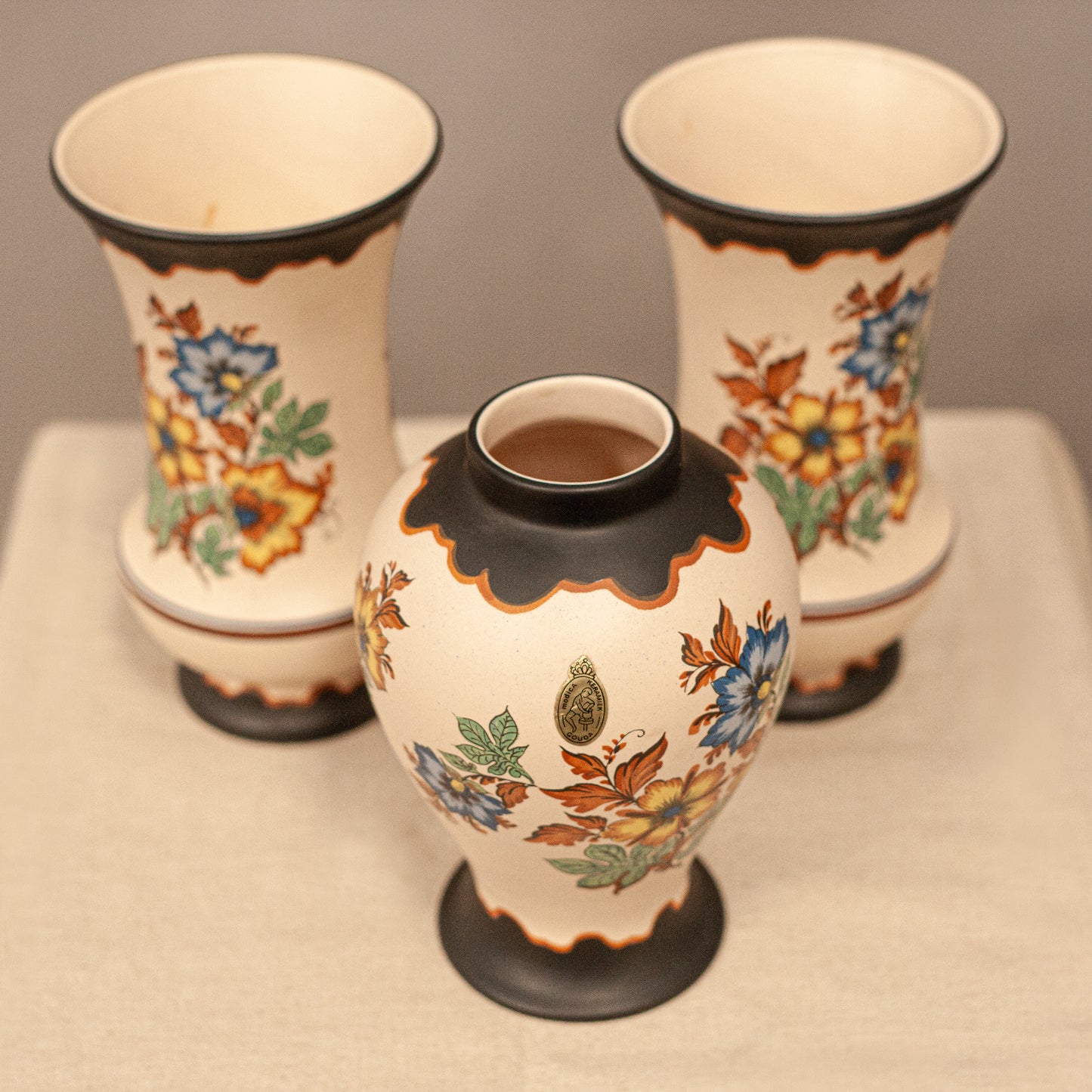 Изглед отгоре на комплект вази от Гауда (Top View of Gouda Pottery Vase Set) – Изтънчен дизайн за интериора – Perspective View