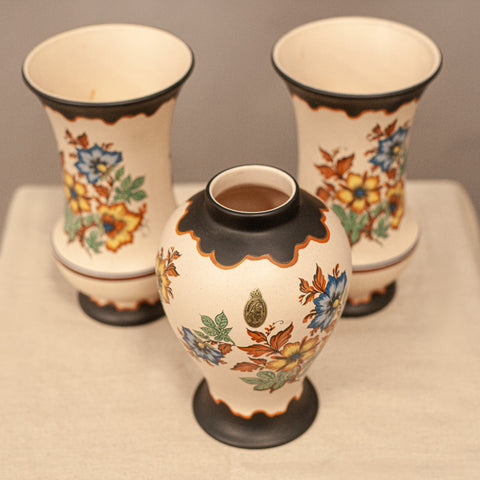 Изглед отгоре на комплект вази от Гауда (Top View of Gouda Pottery Vase Set) – Изтънчен дизайн за интериора – Perspective View