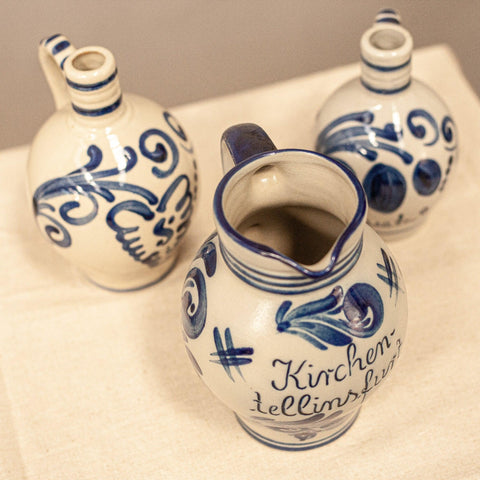 Изглед отгоре на керамични съдове за ликьор (Top View of Traditional German Pottery Bottles) – Рустикален дизайн – Perspective Shot