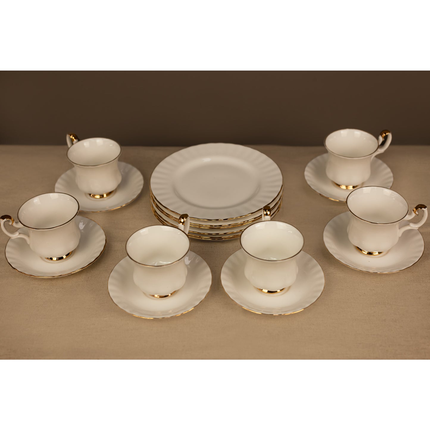 Изглед отгоре на сервиз за чай Val D'or (Top View of Val D'or Tea Service) – Минималистичен дизайн със златен кант – Flat Lay