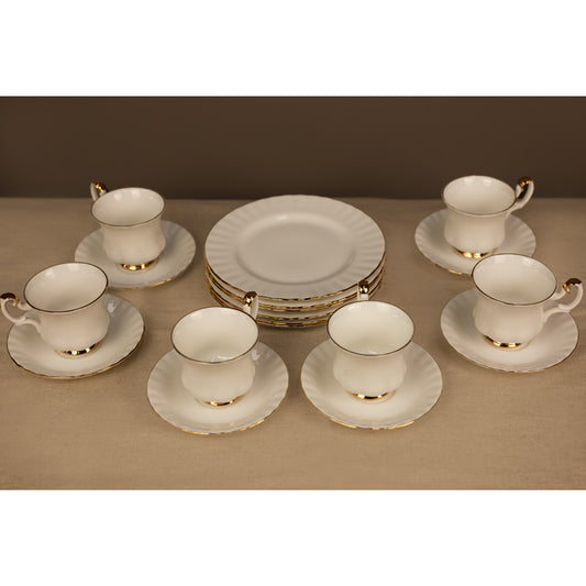 Изглед отгоре на сервиз за чай Val D'or (Top View of Val D'or Tea Service) – Минималистичен дизайн със златен кант – Flat Lay