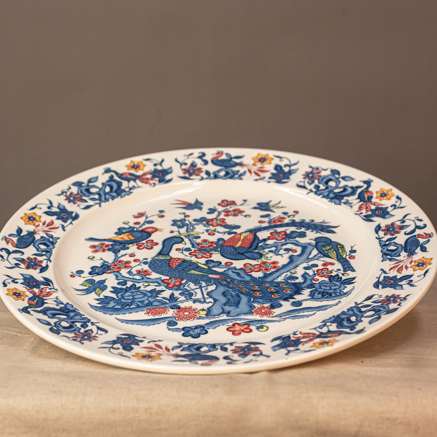 Винтидж плато Imari за интериорен акцент (Vintage Imari Display Plate) – Перфектно състояние – Perspective View